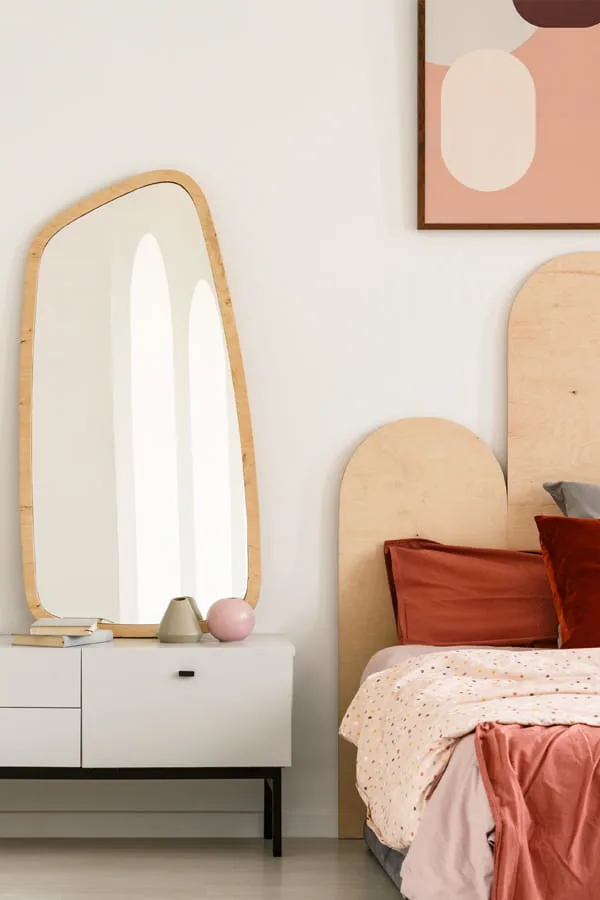 Habitación de hotel decorada con espejo