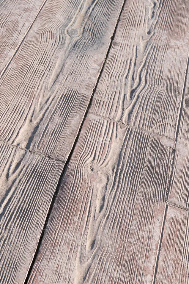 Hormigón impreso madera en una superficie de exterior