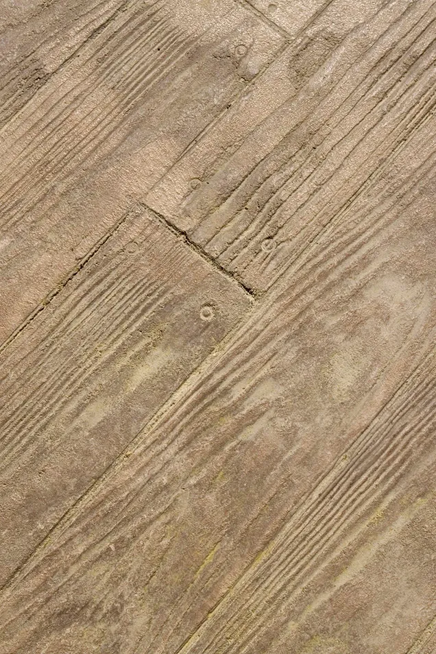 Hormigón impreso de imitación madera con vetas y textura naturales