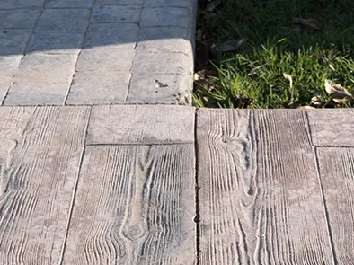 Camino de hormigón impreso imitación madera