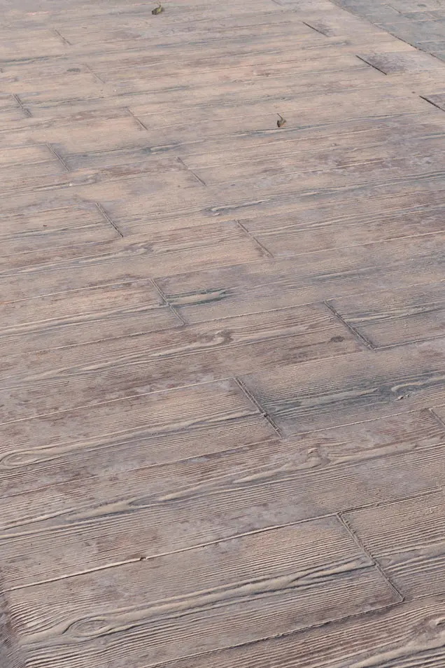 Superficie de hormigón impreso madera en el exterior de una vivienda