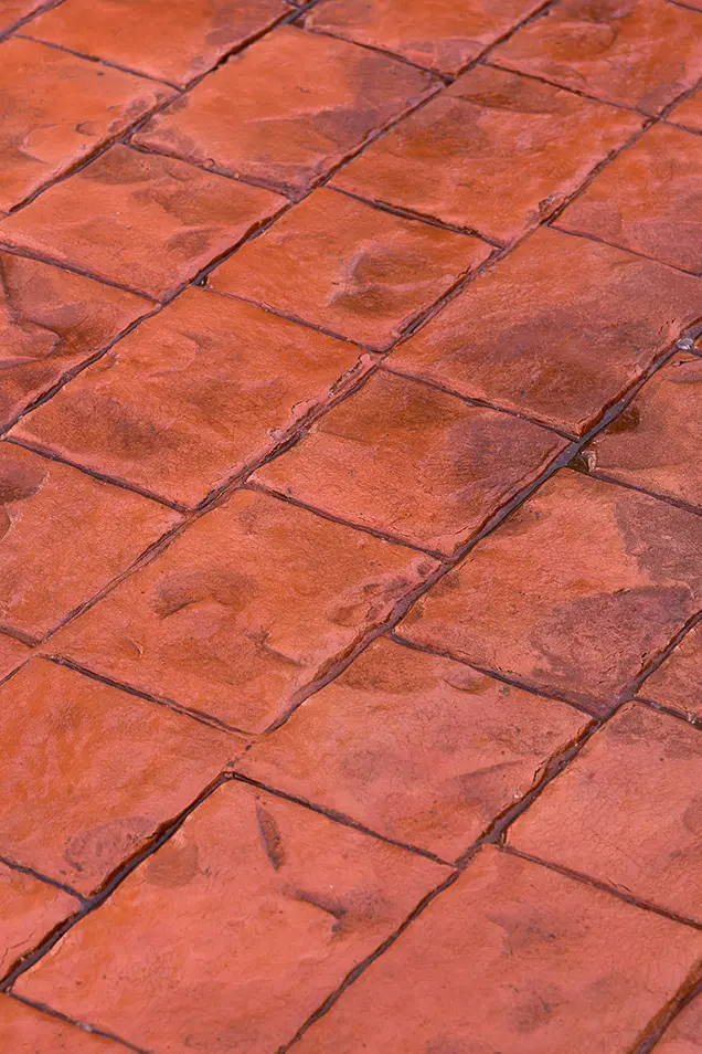Hormigón impreso pintado de naranja