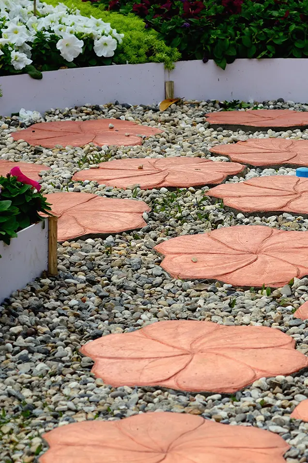 Hormigón impreso alrededor de la piscina con forma de hoja.