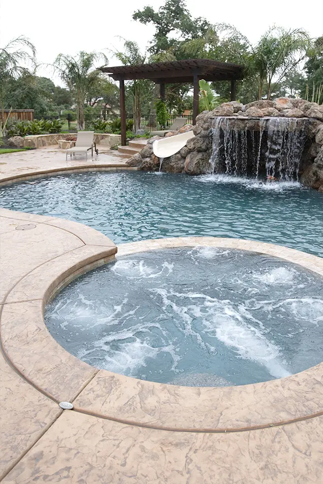 Piscina con hormigón impreso en el exterior y dentro.
