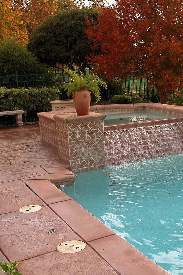 Hormigón impreso en la piscina y el suelo exterior.