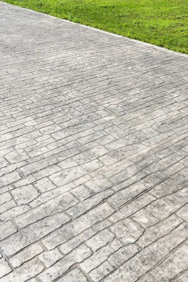 Resina para hormigón impreso sobre suelo de entrada al garaje