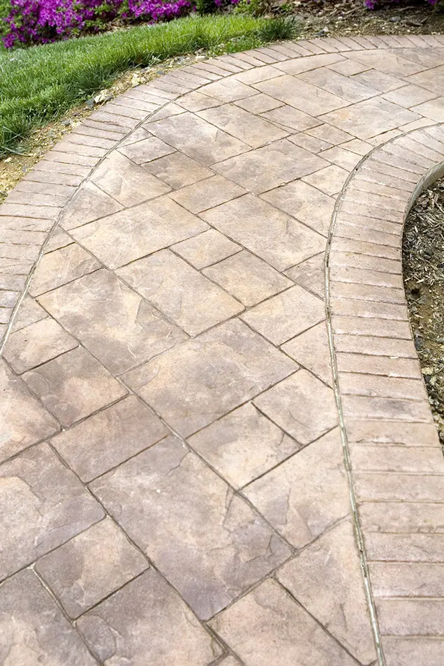 Resina para hormigón impreso en pasarela de jardín