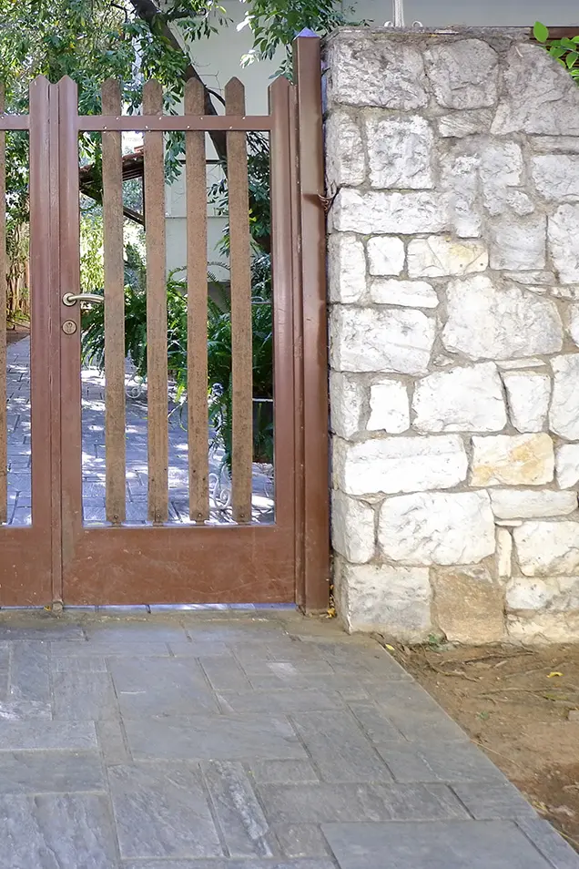 Hormigón impreso vertical en muro de entrada a una parcela