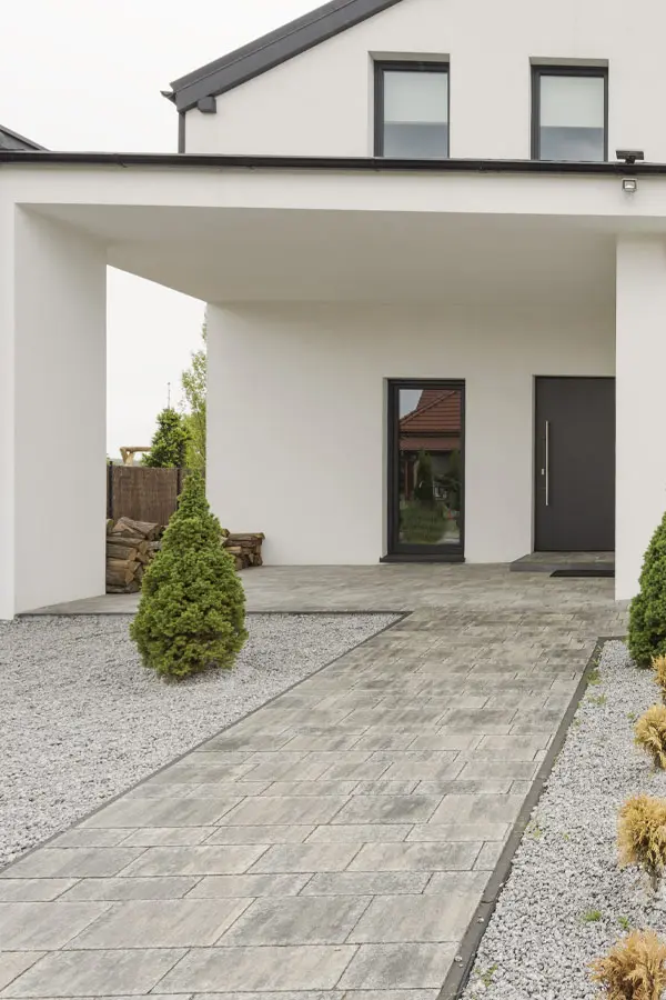 Hormigón impreso en suelo exterior como entrada a un bonito chalet
