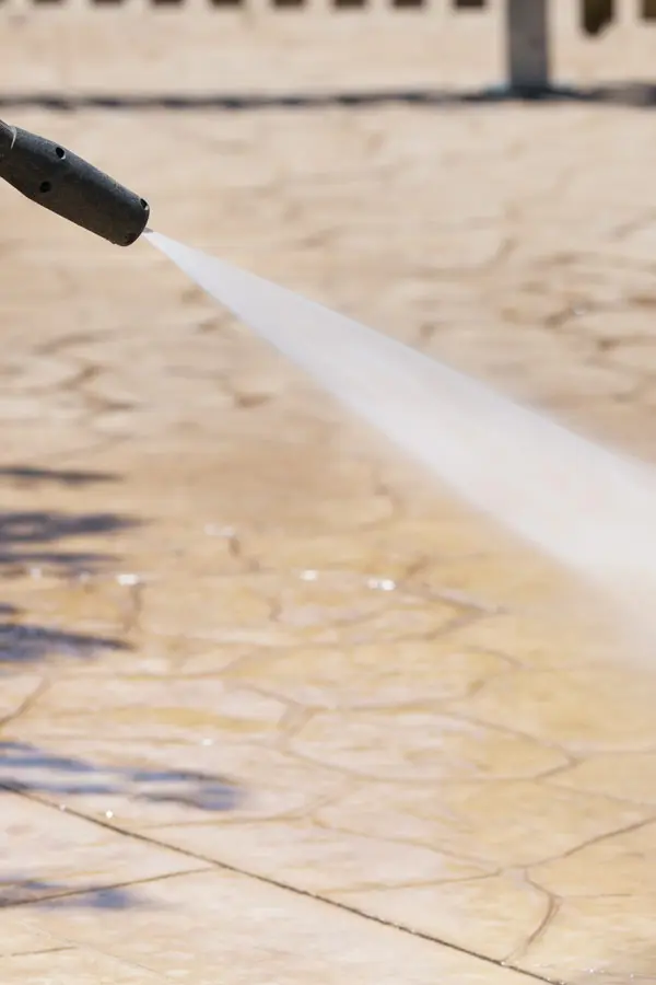 Limpieza con agua a presión que garantiza el buen mantenimiento de hormigón impreso