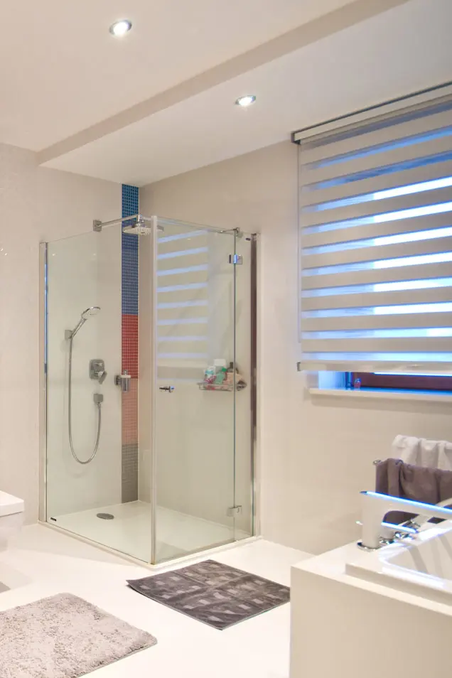 Microcemento en baño moderno de color beige