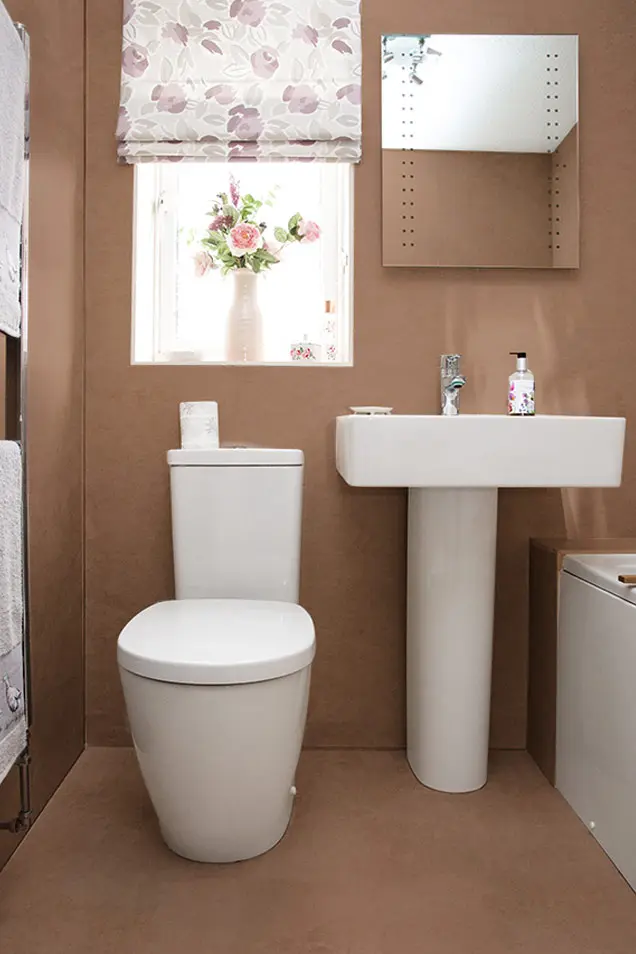 Microcemento en baño pequeño de color marron