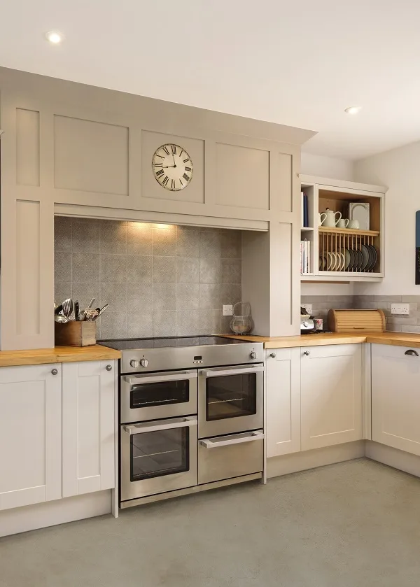 Cocina con suelo de microcemento gris