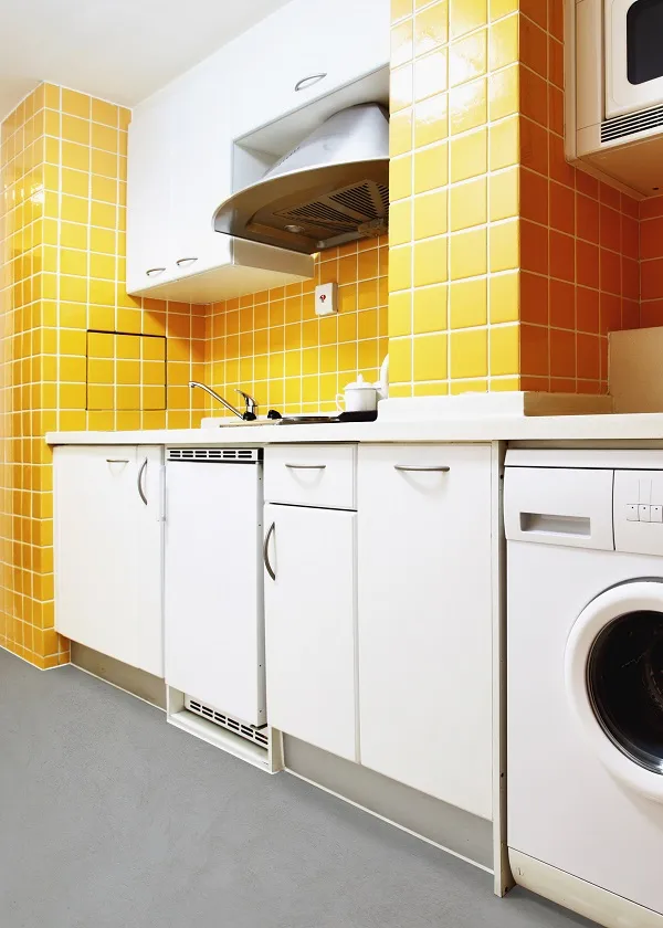 Cocina con suelo de microcemento gris