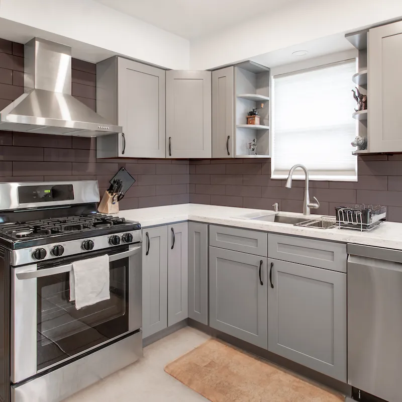 Cocina con suelo de microcemento blanco