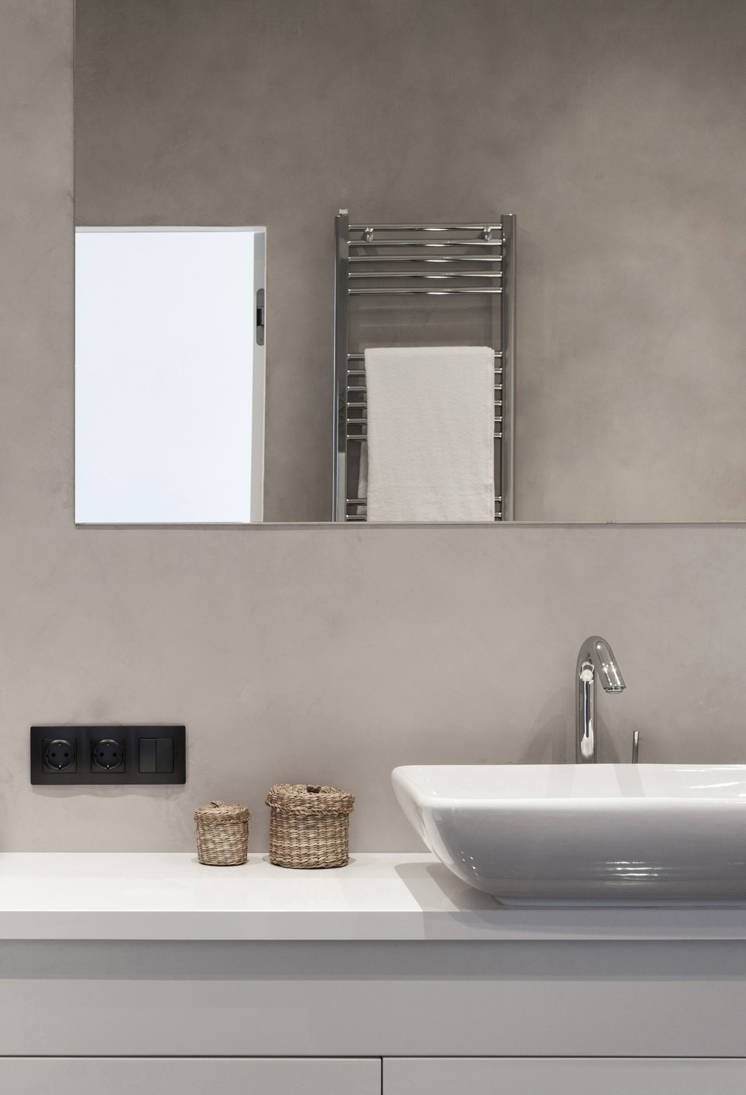 Baño con microcemento gris en la pared