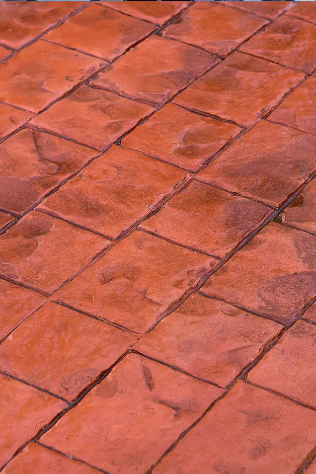 Suelo estampado con moldes de hormigón impreso con forma de ladrillo.