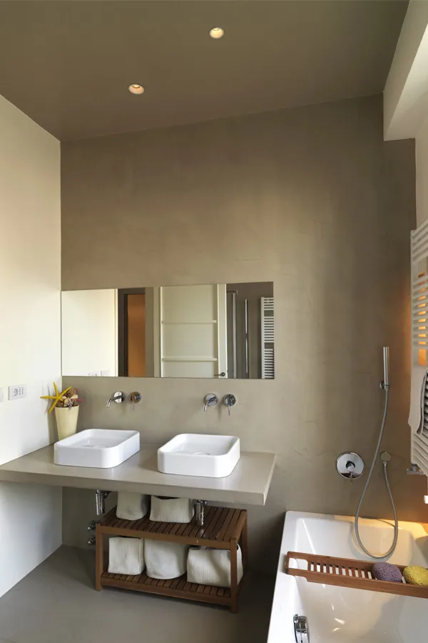 Pared de microcemento en aseo