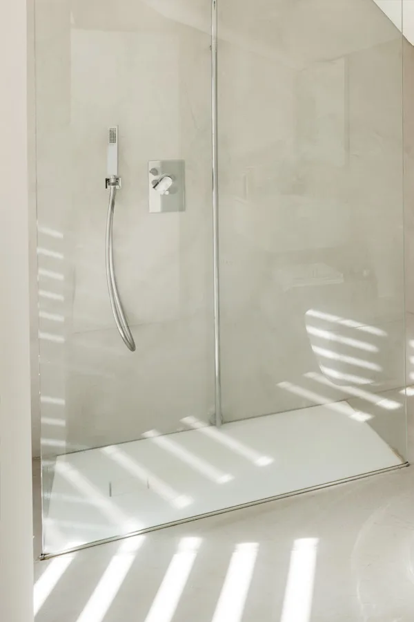 Ducha con microcemento en pared