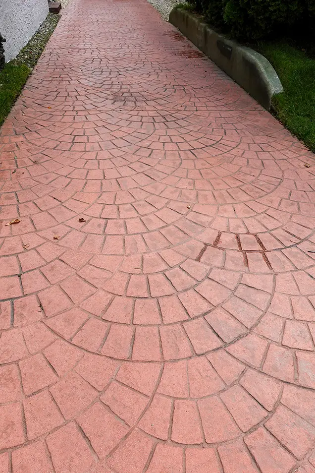 Pavimento impreso con molde en forma de abanico de color rojo