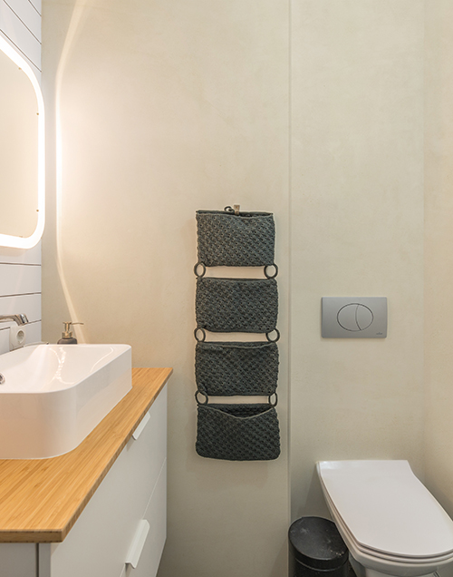  pequeño baño con paredes de microcemento