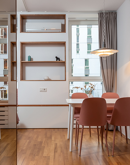  pequeño salón comedor con estanterías empotradas