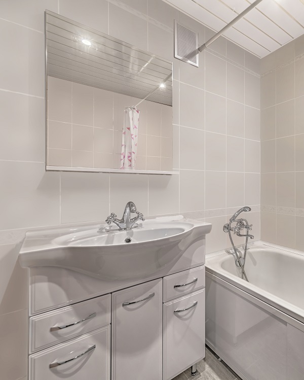Pintura para azulejos del baño en color blanco