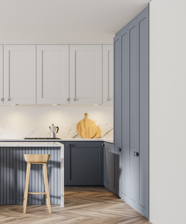 Pintar muebles de cocina grises con molduras
