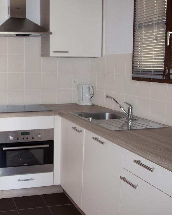 Pintura para azulejos beige en pared cocina