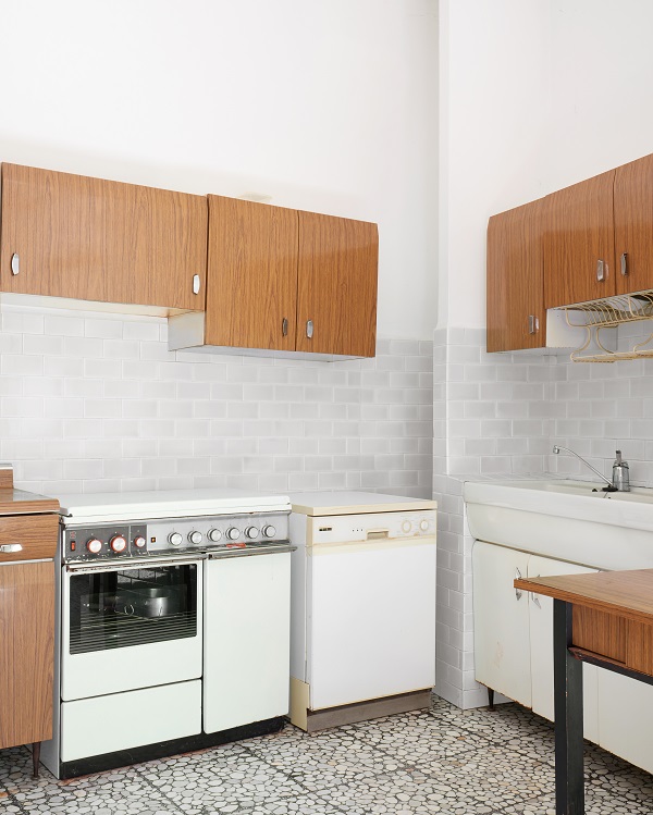 Pintura para azulejos color gris claro en pared cocina