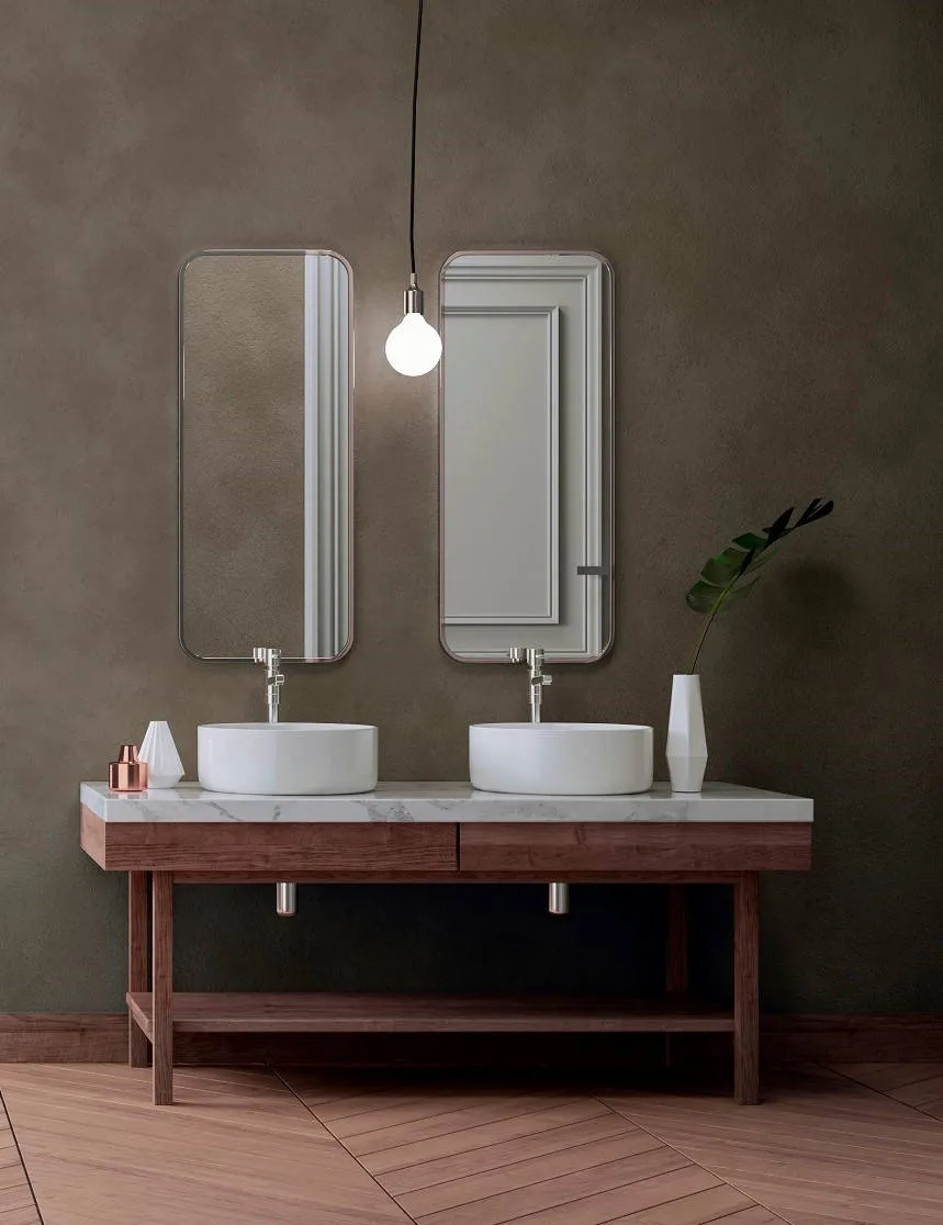 Pared de baño revestida con microcemento
