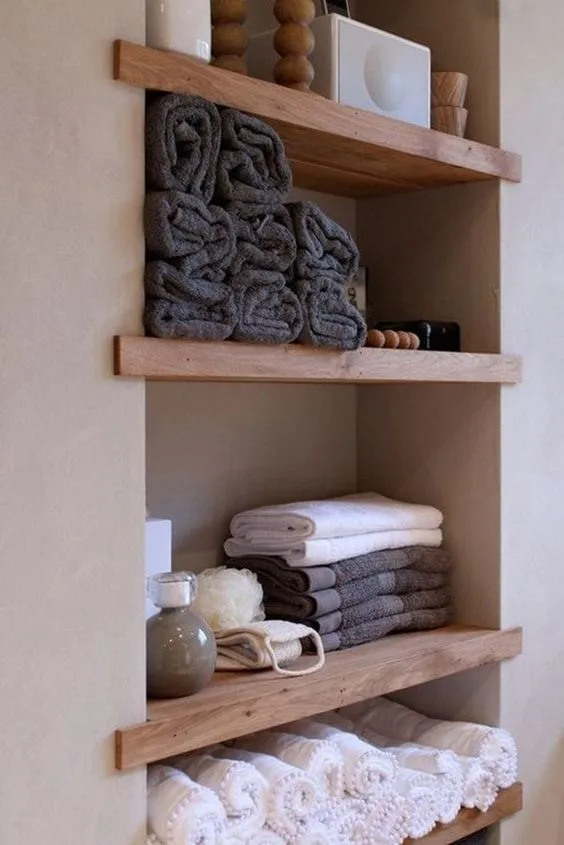 estantería empotrada baño con baldas madera