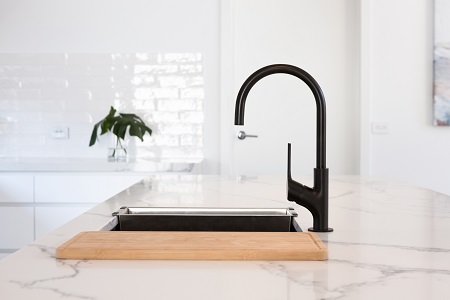 Cocina reformada con grifo negro