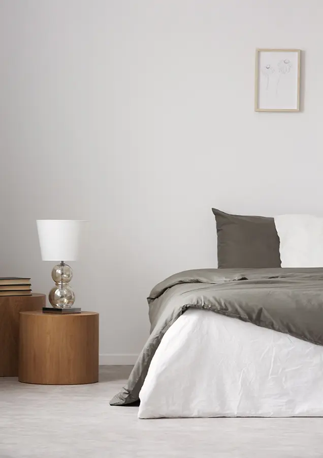 Dormitorio con suelo de cemento pulido