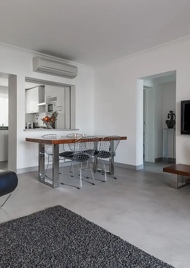 Salón comedor con suelo de cemento pulido