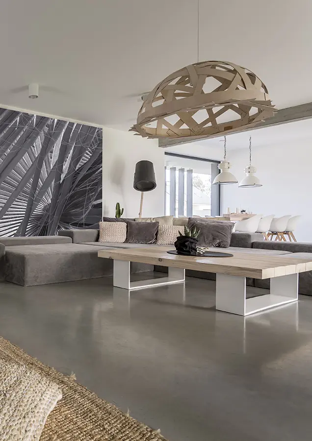 Salón con suelo de cemento pulido
