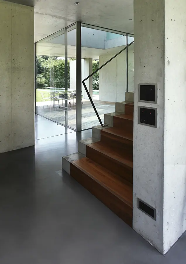 Vivienda con suelo cemento pulido
