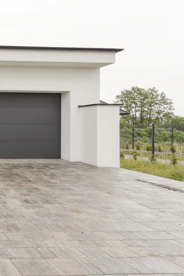 Entrada a garaje con instalación de hormigón impreso en suelo