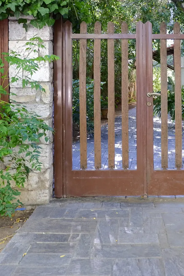 Entrada a una vivienda con hormigón impreso en el suelo 