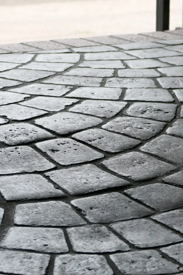 Suelo de hormigón impreso en color gris