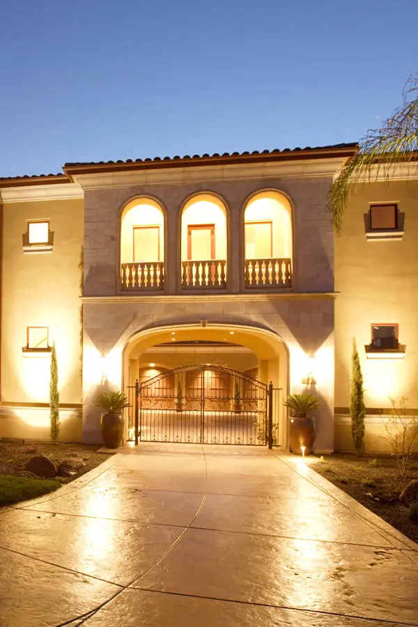 Suelo de hormigón impreso en el exterior de una impresionante villa