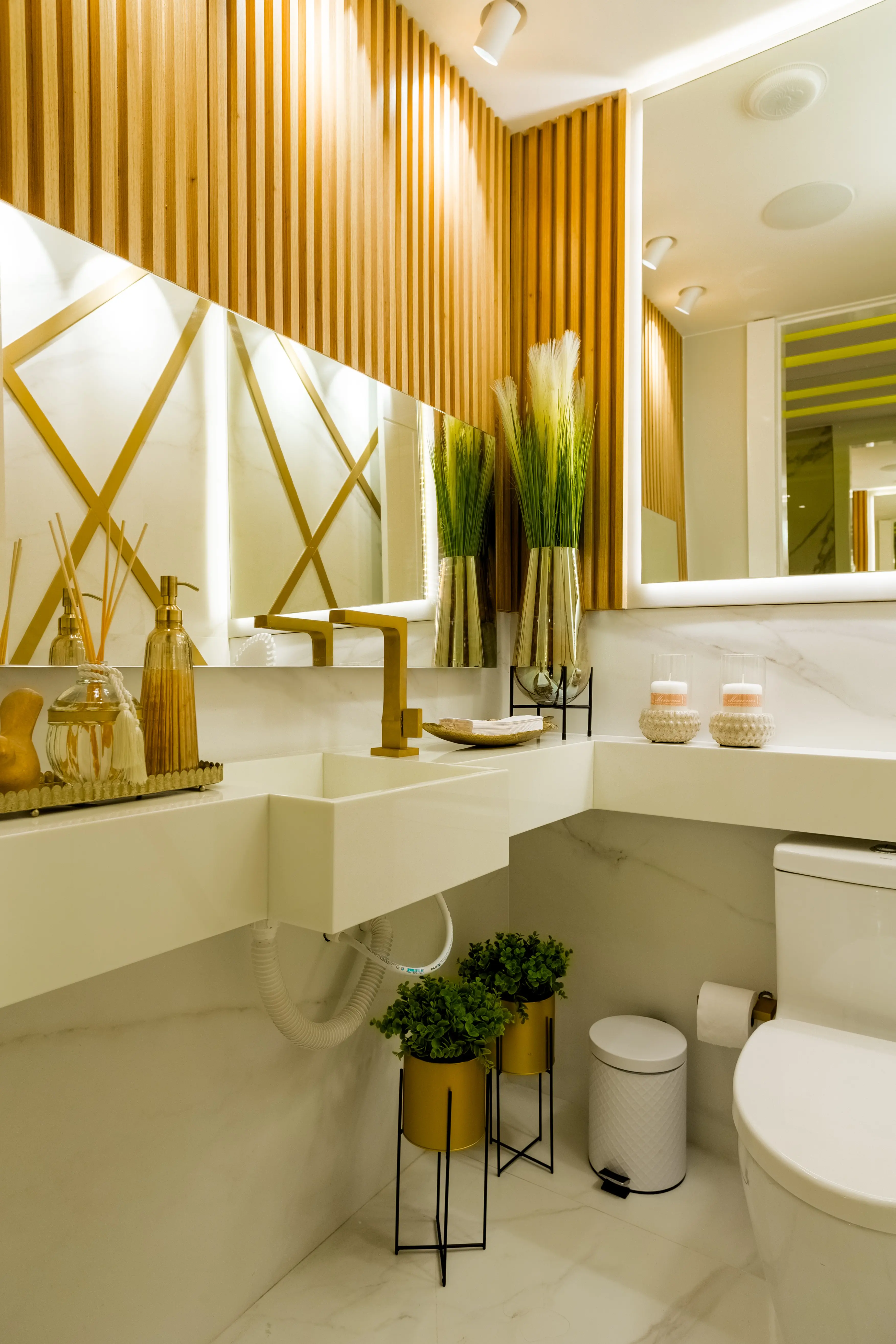 Baño con revestimiento de pared en madera