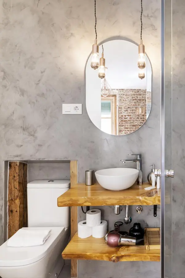 Baño con revestimiento de pared de microcemento