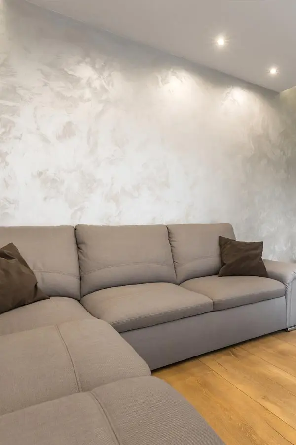 Salón con revestimiento de pared de estuco veneciano