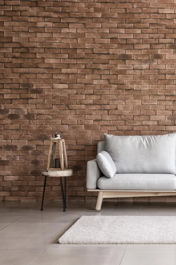 Salón decorado con revestimiento de pared en ladrillo