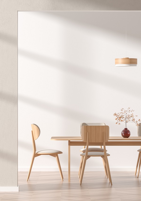 Salón con sillas de madera con protecciones en patas