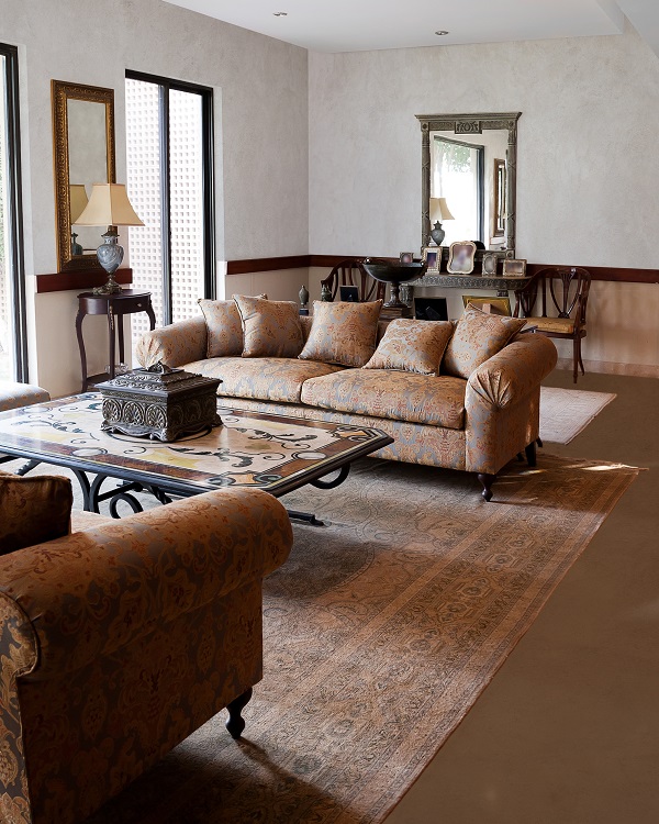 Salón con suelo de microcemento