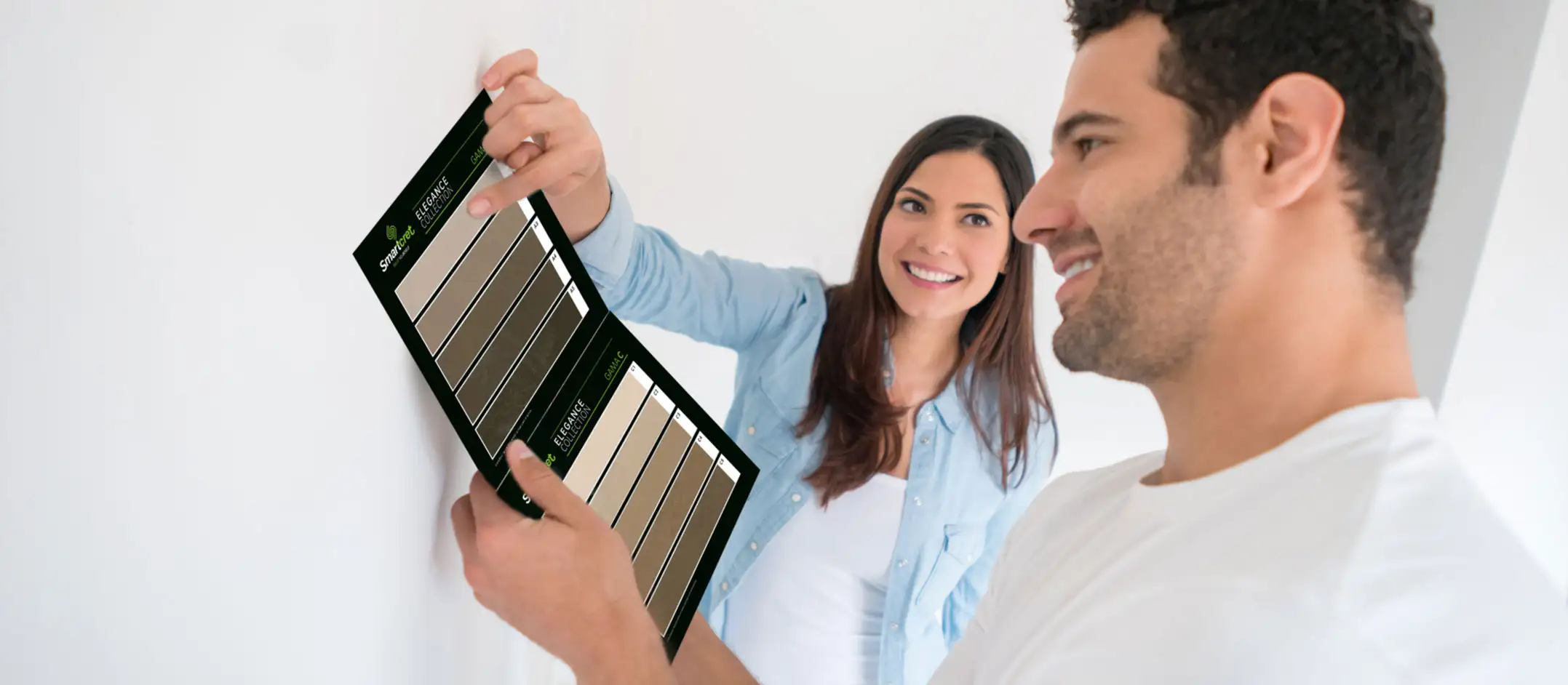 Pareja mirando colores del microcemento listo al uso de Smartcret
