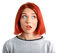 Chica pensando en preguntas frecuentes sobre Pintura para Azulejos Smartcover