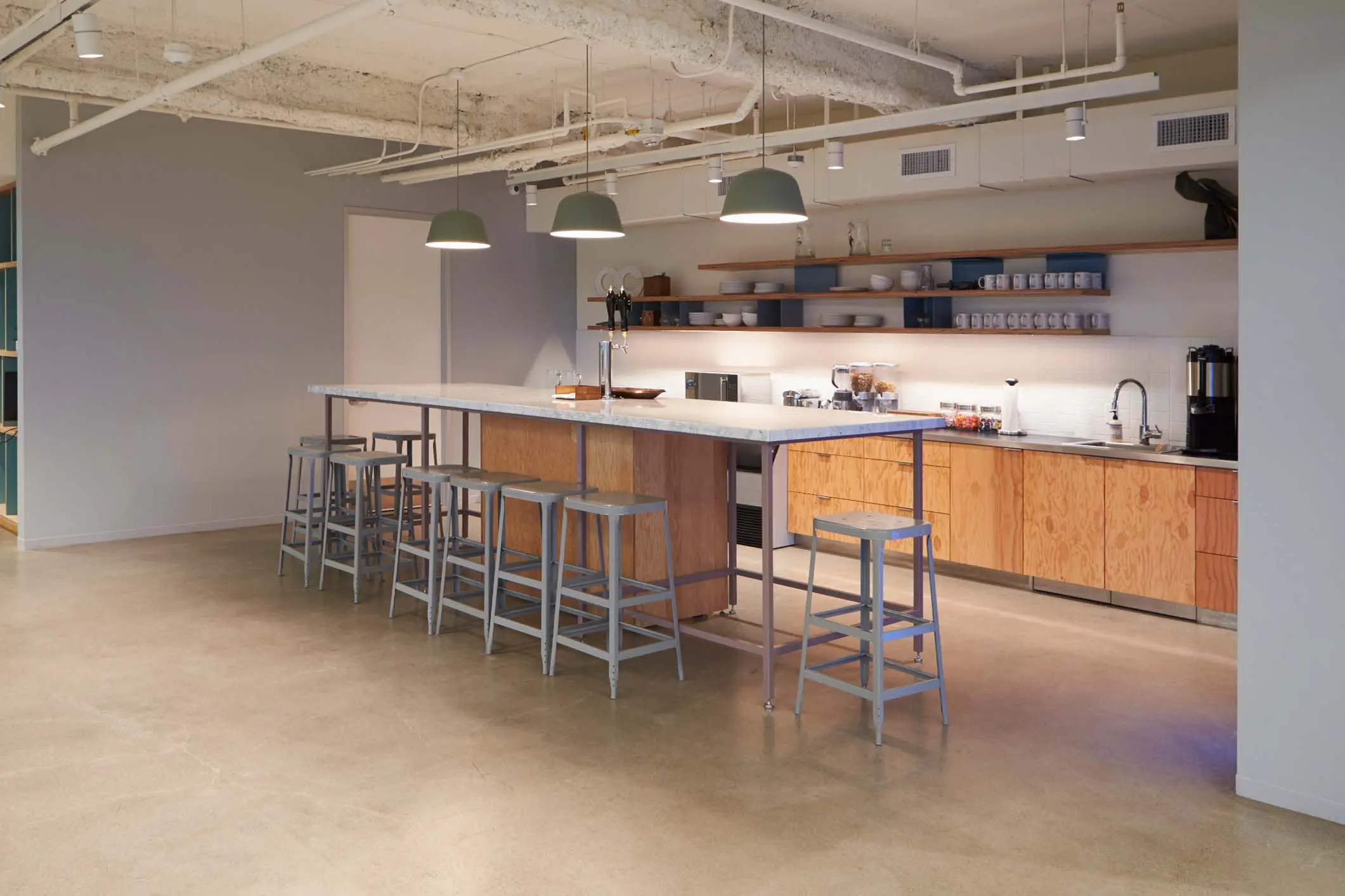 Kitchen with ready-to-use microcement floor in beige color